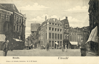 2624 Gezicht op de voorgevels van enkele huizen aan de Voorstraat te Utrecht met in het midden de ingang van de ...